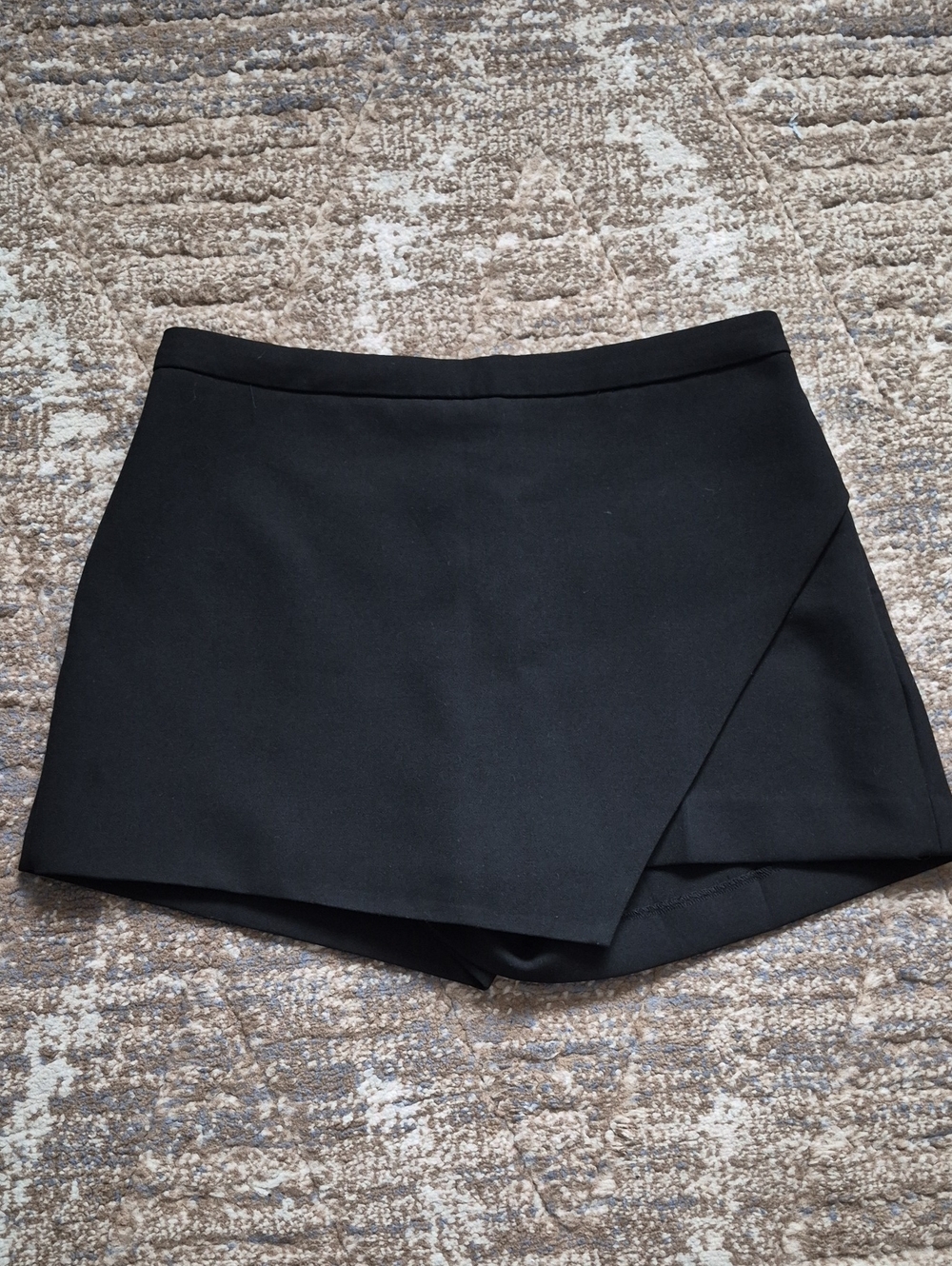 Aritzia Babaton Kelly Skort - Black Wrap Front Mini In Black Color Size 4